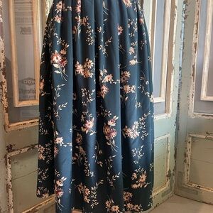 Leslie Fay Floral in Dark Green and Light Tan/Cream